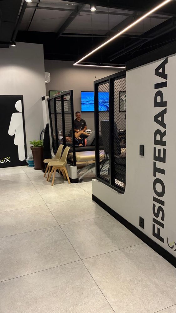 Entrada interna da clínica com identificação de fisioterapia