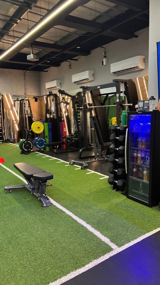 Equipamentos de musculação e área funcional da clínica