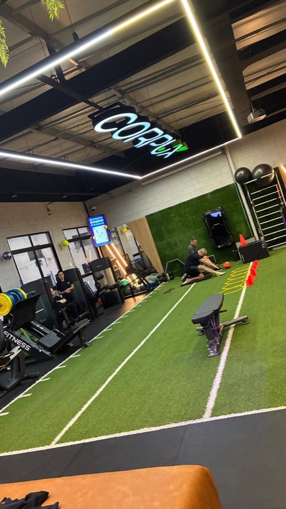 Área de treino e reabilitação com gramado sintético e equipamentos